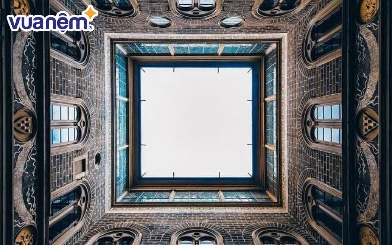 Hình ảnh giếng trời hình vuông đối xứng đến hoàn hảo.