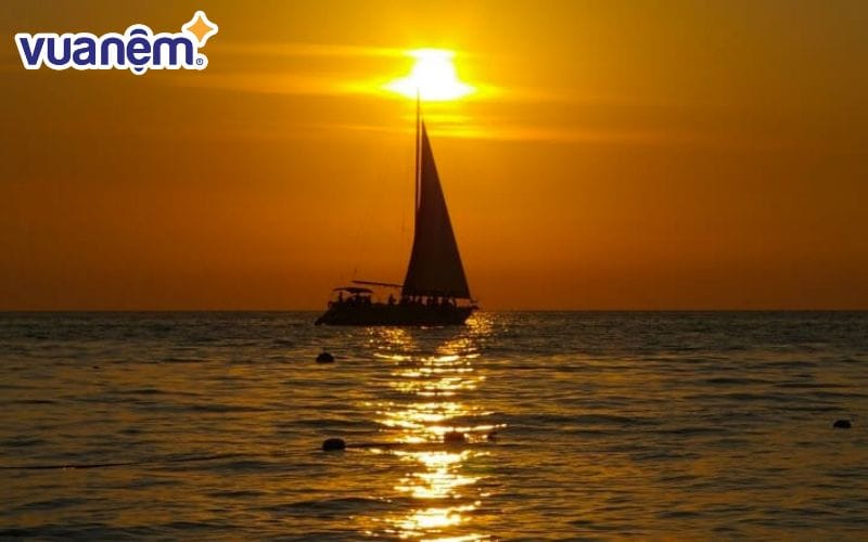 Bức hình gợi lên một nhịp sống chậm rãi, bình yên giữa sóng biển nhẹ nhàng.