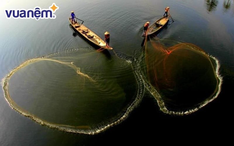 Vẻ đẹp bình dị của ngư dân trên sông nước, họ gắn bó với thiên nhiên và bình thản sống qua ngày.