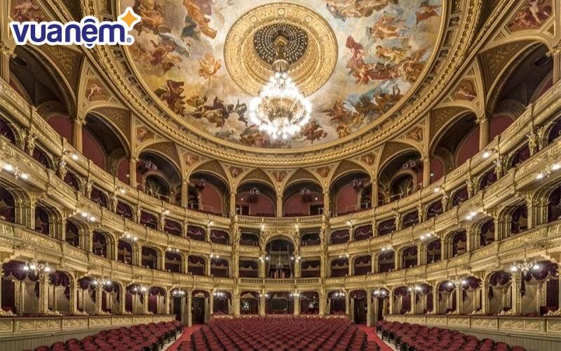 Đỉnh cao nghệ thuật đối xứng trong kiến trúc các nhà hát ở Budapest.