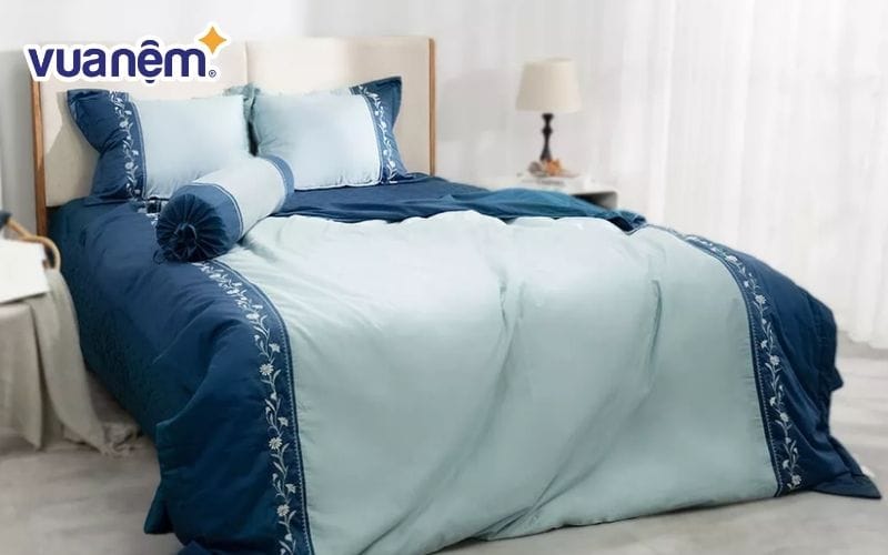 Bộ chăn ga gối thêu cotton satin Amando màu xanh hợp mệnh Mộc