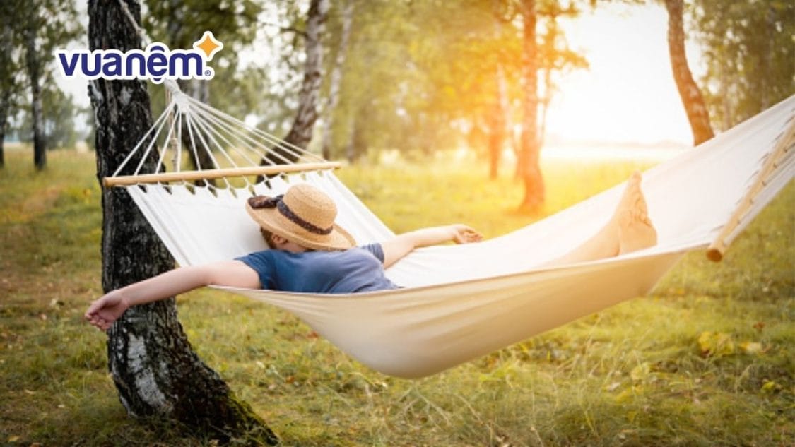 Hướng dẫn nằm võng đúng cách để không bị đau lưng, mỏi cổ
