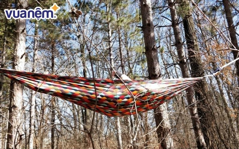 Buộc dây võng tạo một góc 30 độ so với trụ buộc để tạo độ võng nhất định khi nằm ngủ