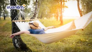 Hướng dẫn nằm võng đúng cách để không bị đau lưng, mỏi cổ