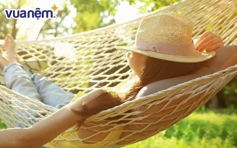 Sử dụng gối đầu khi nằm võng để tránh đau mỏi cổ, vẹo đầu