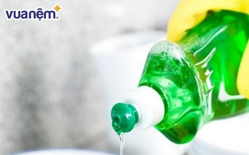 Dùng nước rửa chén để làm sạch vết dầu mỡ dính trên gối