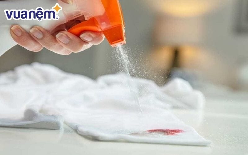 Dùng muối để xử lý vết máu trên ga giường là phương án đơn giản nhất mà ai cũng có thể thực hiện được