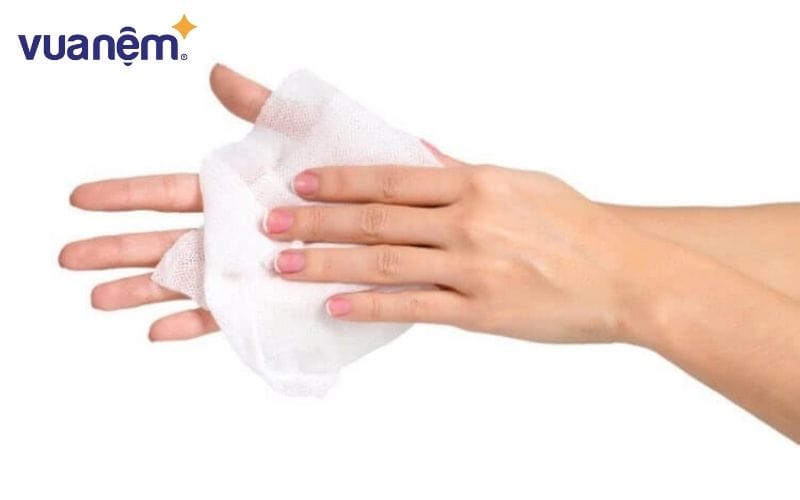 Những miếng khăn lạnh có khả năng tẩy vết máu trên ga giường mà bạn không thể ngờ đấy