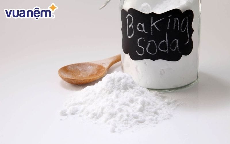 Baking soda sẽ giúp tẩy vết máu trên ga giường nhanh chóng, đơn giản