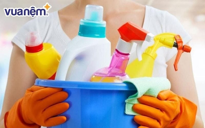 Bạn có thể sử dụng các loại chất tẩy rửa chuyên dụng để loại bỏ vết máu trên ga giường