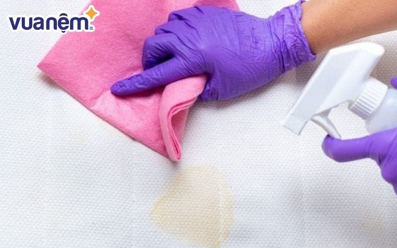 Amoniac được dùng để tẩy vết máu trên ga giường vô cùng hiệu quả