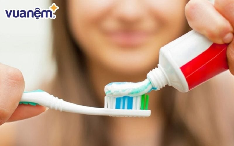 Tẩy vết máu trên ga giường bằng kem đánh răng