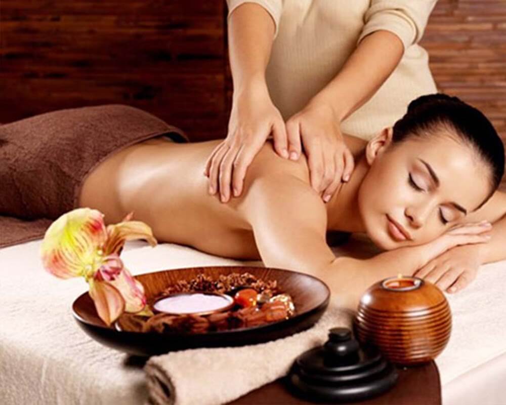 Sử dụng tinh dầu trầm hương để massage 