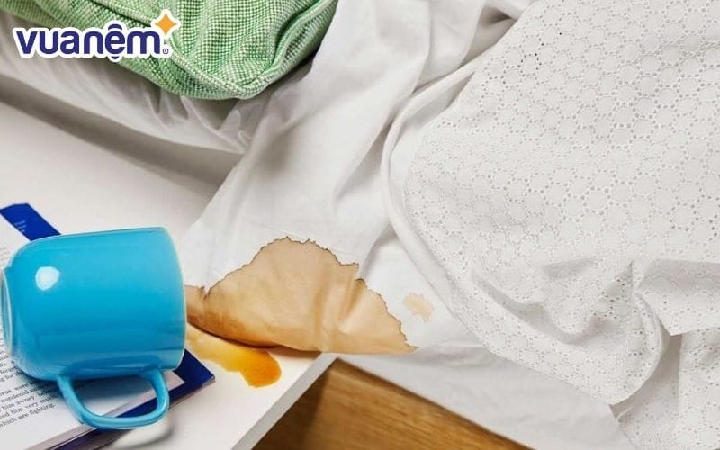 Sử dụng nước cốt chanh để làm sạch vết cà phê đổ trên gối