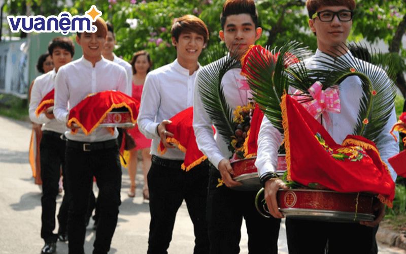 Tráp trầu cau luôn được đi đầu tiên trong đội hình bưng tráp