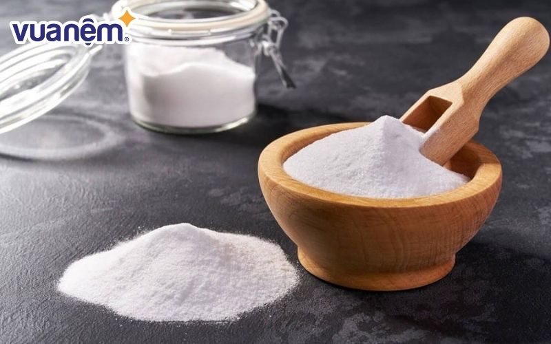 Dùng baking soda là một cách khử mùi gối cao su non hiệu quả, an toàn
