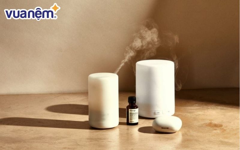 Xông tinh dầu trong phòng ngủ giúp khử mùi hôi gối cao su non