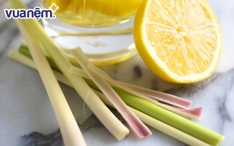 Không chỉ là thức uống tăng sức đề kháng mà dung dịch chanh sả còn là cách khử mùi gối cao su non lành tính
