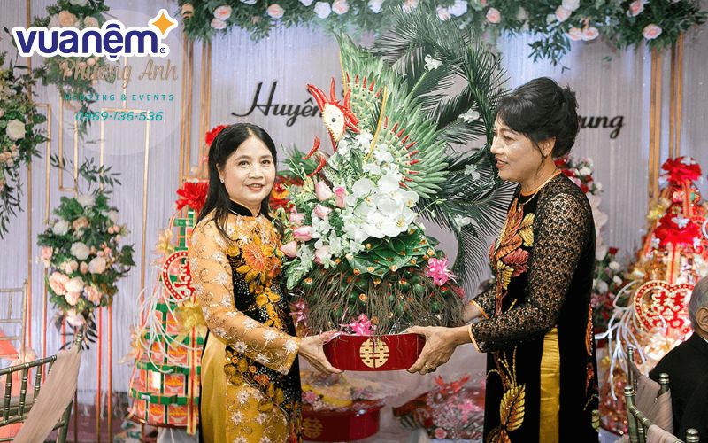 Mẹ của chú rể và mẹ của cô dâu mới cùng nhau mở tráp
