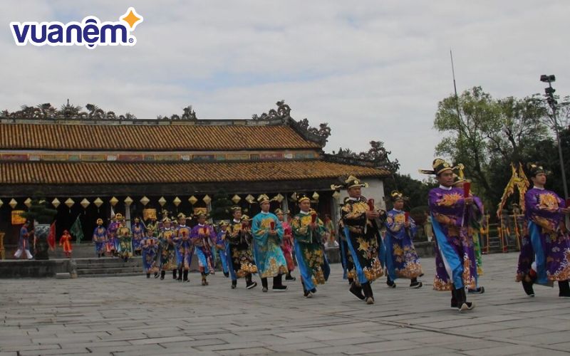 Do quan niệm dậy sớm nên quần thần phải thượng triều vào lúc 3-5 giờ sáng