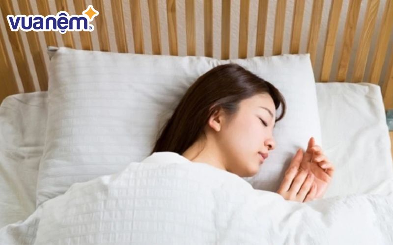 Nếu giữ thói quen lướt điện thoại trước lúc ngủ có thể gây ra rối loạn giấc ngủ