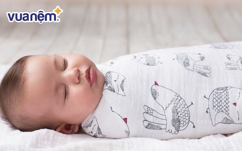 Trẻ dưới 1 tuổi nên quấn kén để giữ ấm hơn là đắp chăn cho em bé