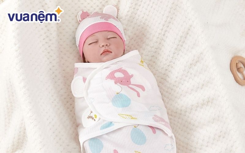 Dùng chăn ủ kén giúp bé thoải mái cử động mà không bị lạnh khi đạp chăn