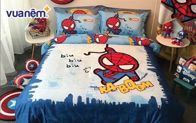 Chăn cho bé trai thường có màu xanh dương và họa tiết siêu anh hùng