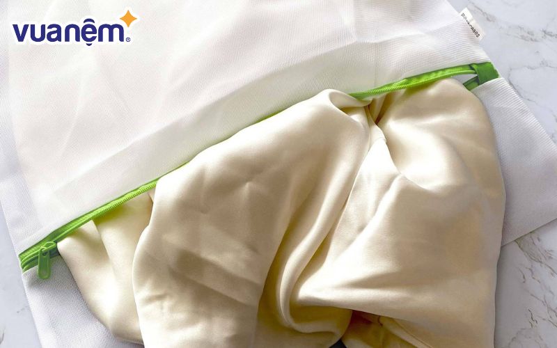 Chăn lụa là sản phẩm cao cấp, có giá thành khá cao