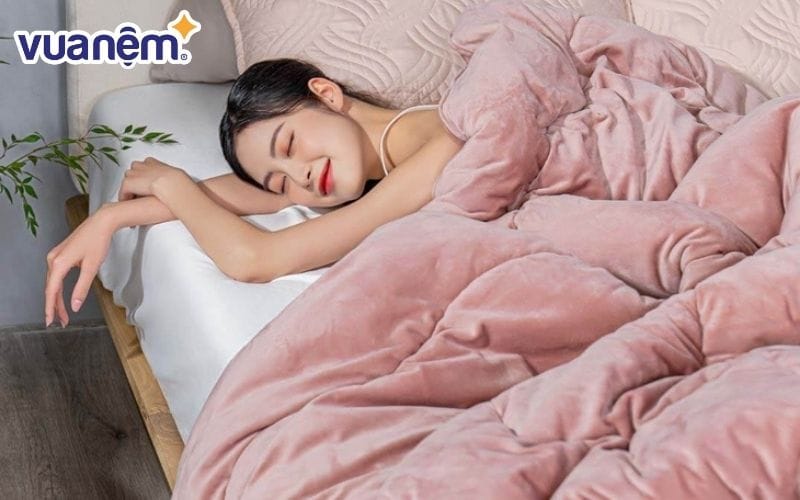 Chăn mền lông dày là loại chăn thường dùng phổ biến trong mùa đông