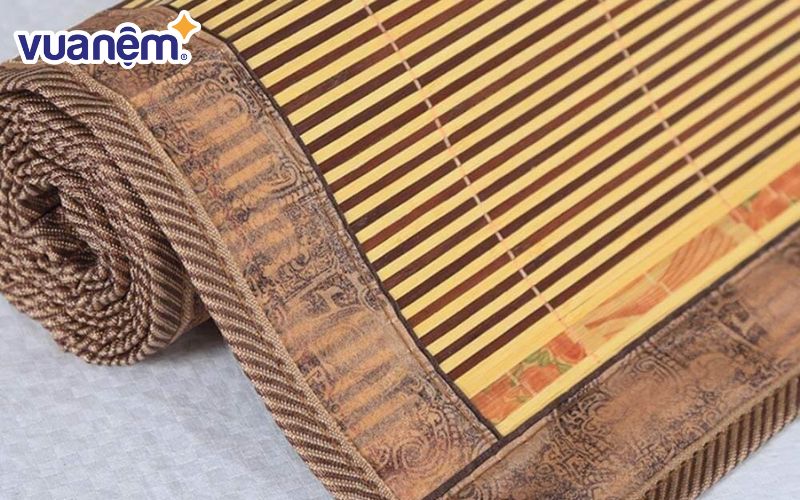 Chiếu cưới cần mua một đôi và trải úp lên nhau