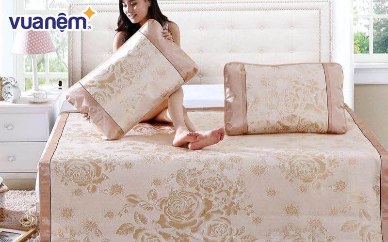 Chiếu lụa điều hòa vô cùng thích hợp để dùng làm chiếu trải đệm