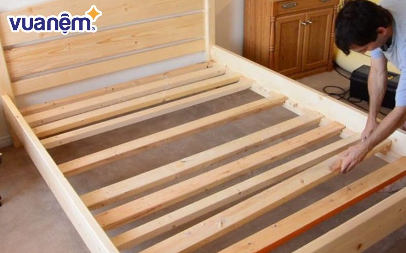 Kiểm tra giát giường và điều chỉnh kích thước vừa vặn với khung giường