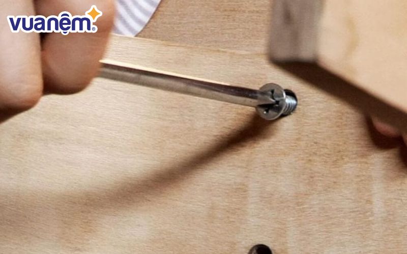 Siết chặt các ốc vít bị lỏng giúp cố định chắc chắn các vị trí nối