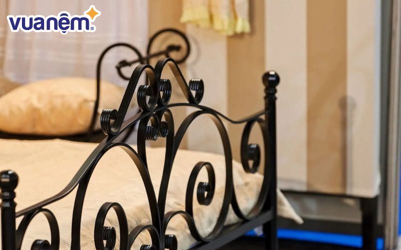 Kiểm tra lại các mối nối kim loại của giường