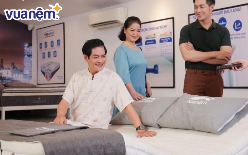 Nằm thử để cảm nhận độ chắc chắn và vững chãi của giường