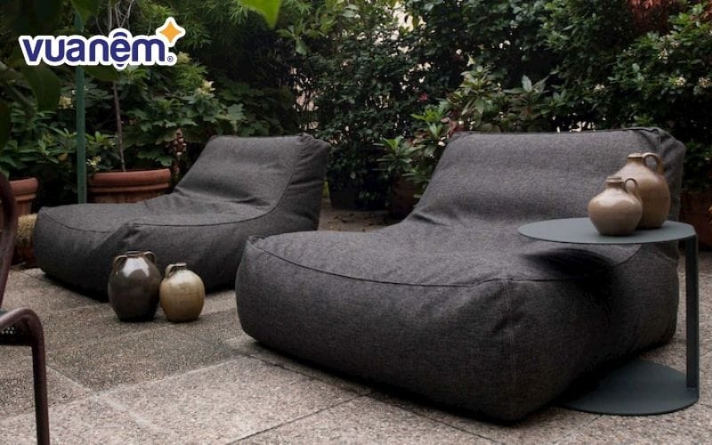 Gối dùng cho ngoài trời được thiết kế với phần vỏ có khả năng chống thấm nước