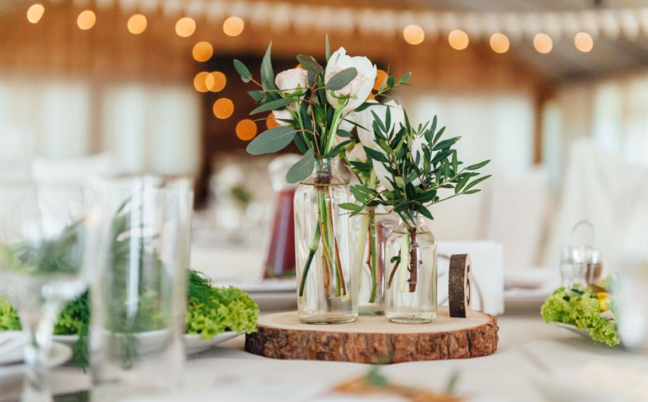 hoa cưới để bàn màu pastel