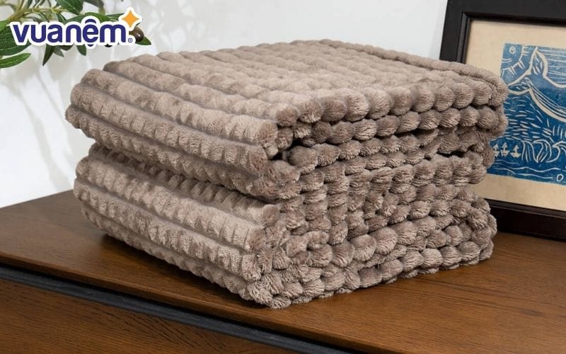 Kích thước nhỏ gọn là một trong những ưu điểm của chăn mền lông tuyết mà bạn không nên bỏ qua