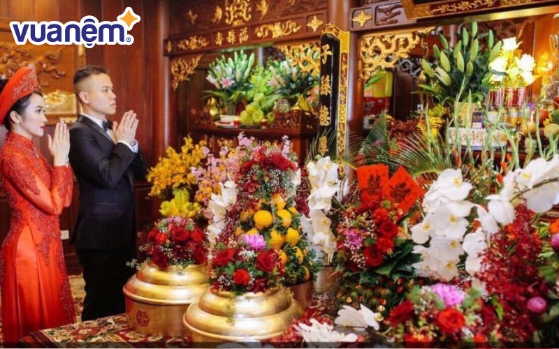Cô dâu và chú rể sẽ cùng thắp hương cầu mong sự phù hộ của tổ tiên