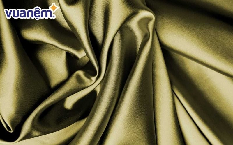 Lụa tơ tằm có độ mềm mịn, sáng bóng cao