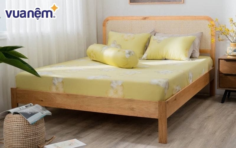 Màu sắc thiết kế chăn ga gối màu vàng nhạt tạo cảm giác ấm cúng