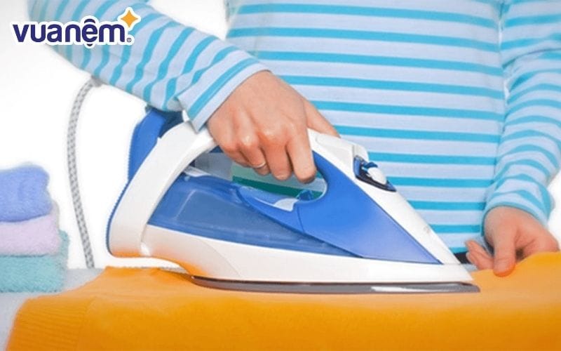 Nếu bạn muốn chăn mền của mình nhanh khô thì nên ủi chúng trước bằng bàn là để bay hơi nước