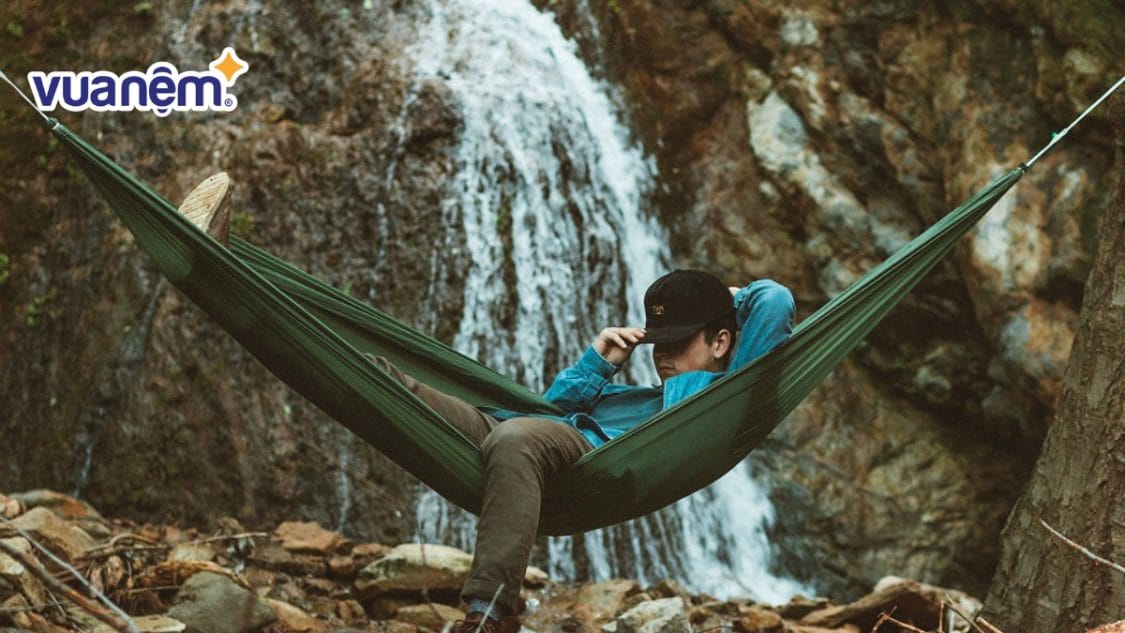 [Giải đáp] Nằm võng có bị đau lưng? Tác hại & cách nằm chuẩn y khoa