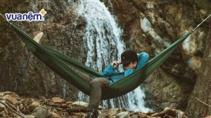 [Giải đáp] Nằm võng có bị đau lưng? Tác hại & cách nằm chuẩn y khoa