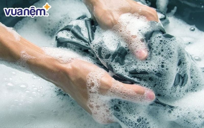 Nên giặt lớp áo nệm bằng tay để tránh xù lông