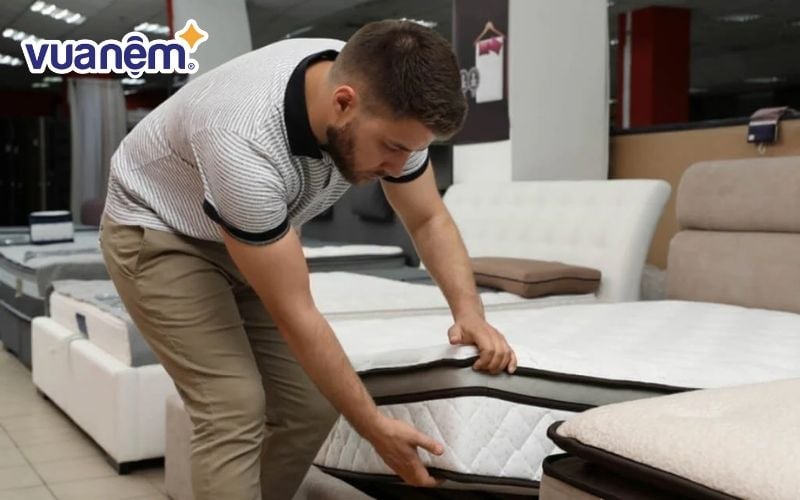 Chiều cao nệm lò xo khách sạn nên từ 20cm đến 25cm