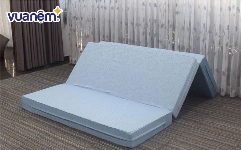 Nệm gấp ba tiện dụng, phù hợp làm nệm phòng trọ
