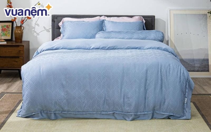 Bộ Lagom được làm từ Tencel Jacquard có độ dày dặn, bền form, ít nhăn và thoáng khí vượt trội