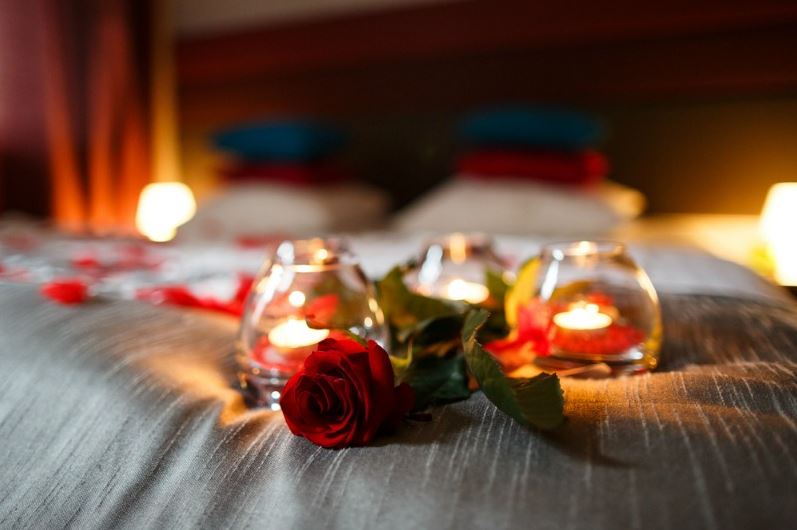 phòng honeymoon hoa hồng